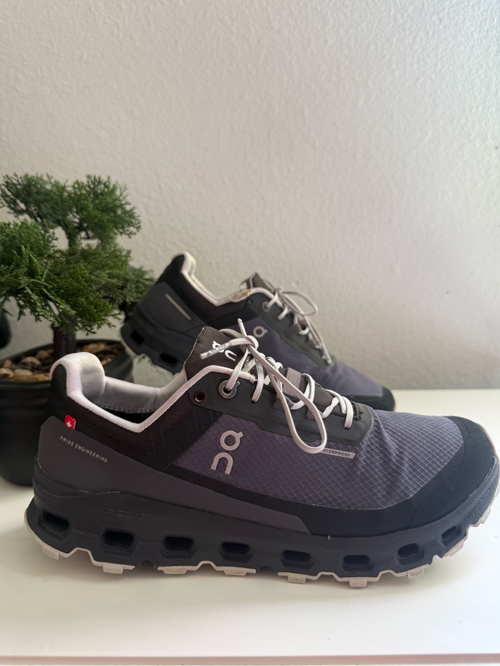 On Running cloudvista  waterproof Women size 8 Trail Sneakers in Gray and Black